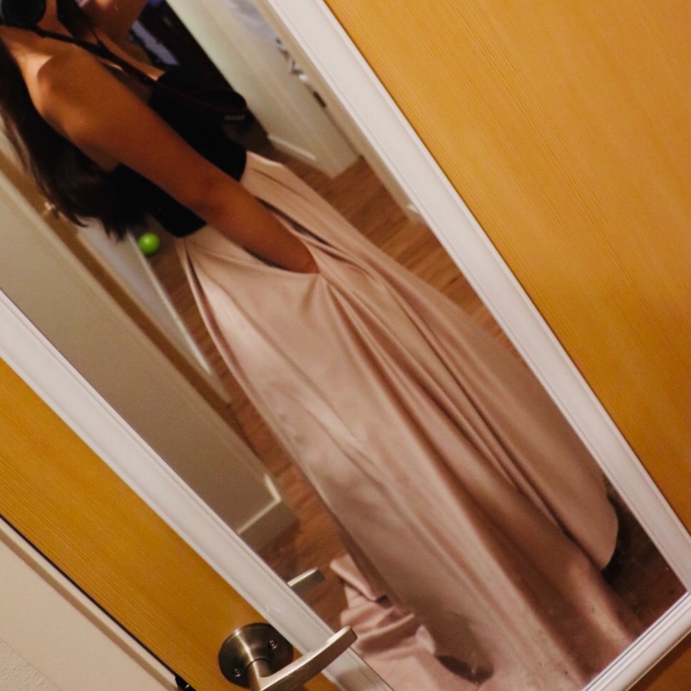 Beautiful dress - Picture 3 of 4